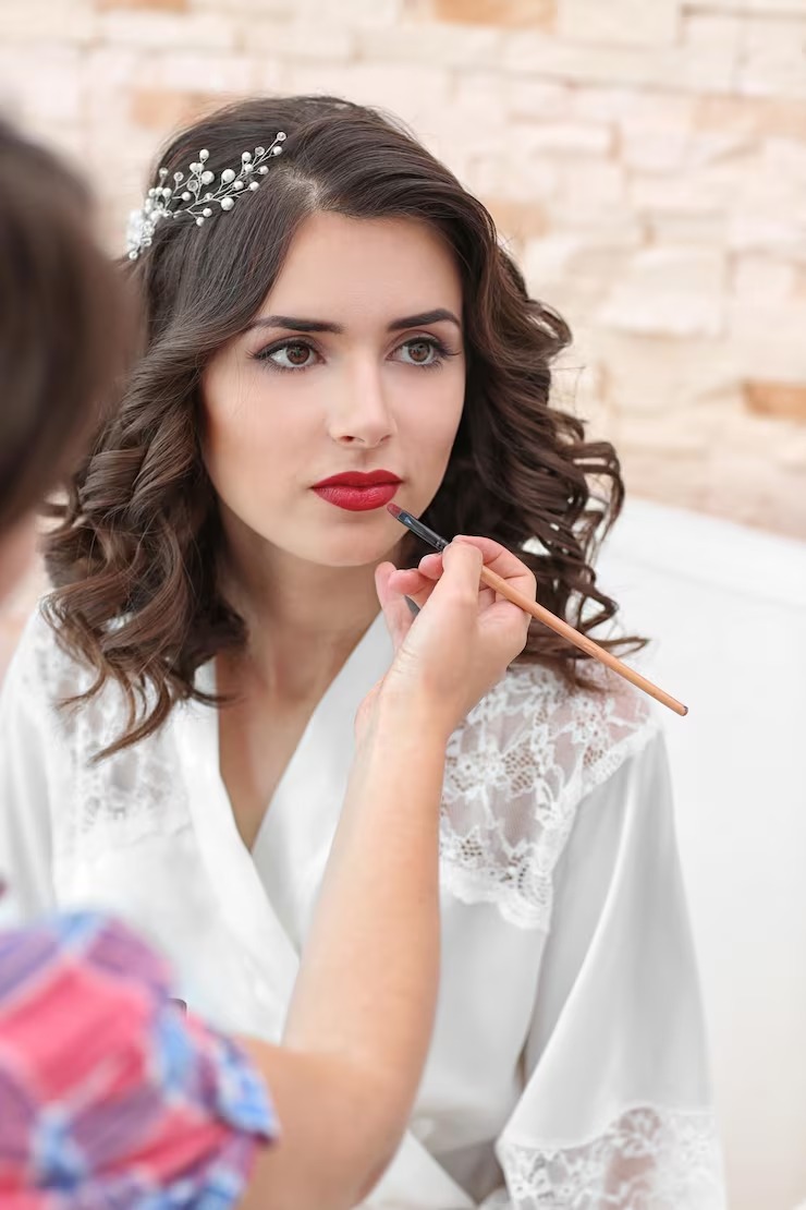 imageye___-_imgi_40_makeup-artist-preparing-bride-before-her-wedding_392895-166362